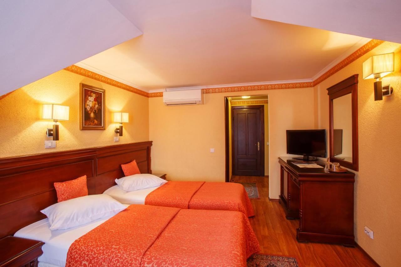 Domeniul Dracula Danes Hotel ภายนอก รูปภาพ
