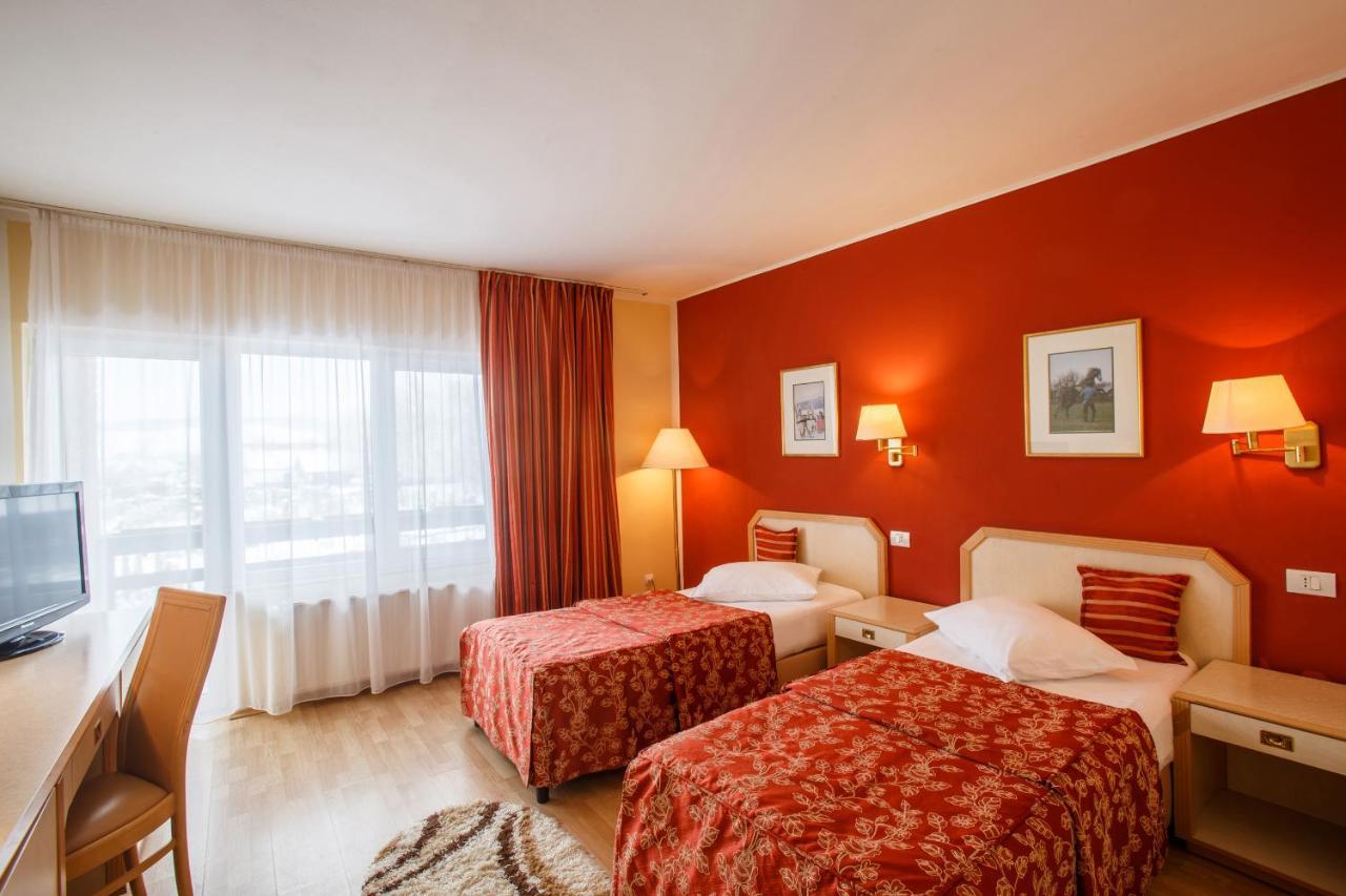Domeniul Dracula Danes Hotel ภายนอก รูปภาพ