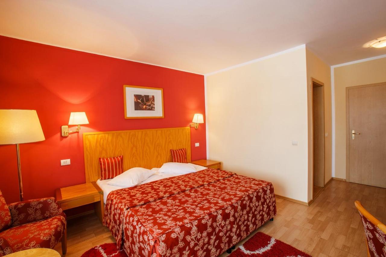 Domeniul Dracula Danes Hotel ภายนอก รูปภาพ