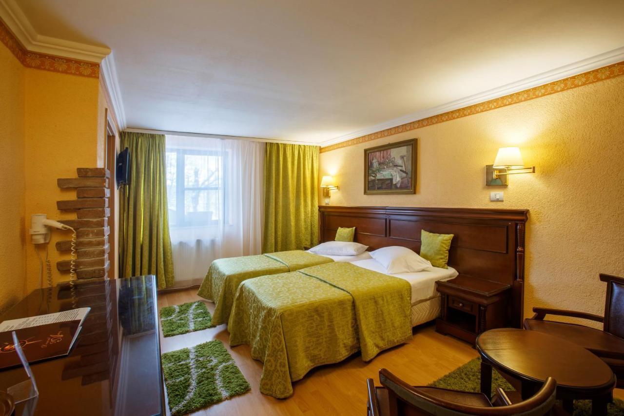 Domeniul Dracula Danes Hotel ภายนอก รูปภาพ