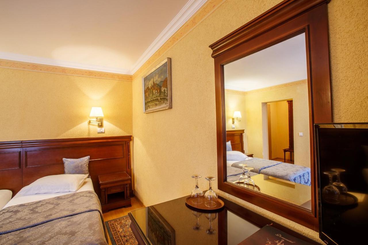 Domeniul Dracula Danes Hotel ภายนอก รูปภาพ