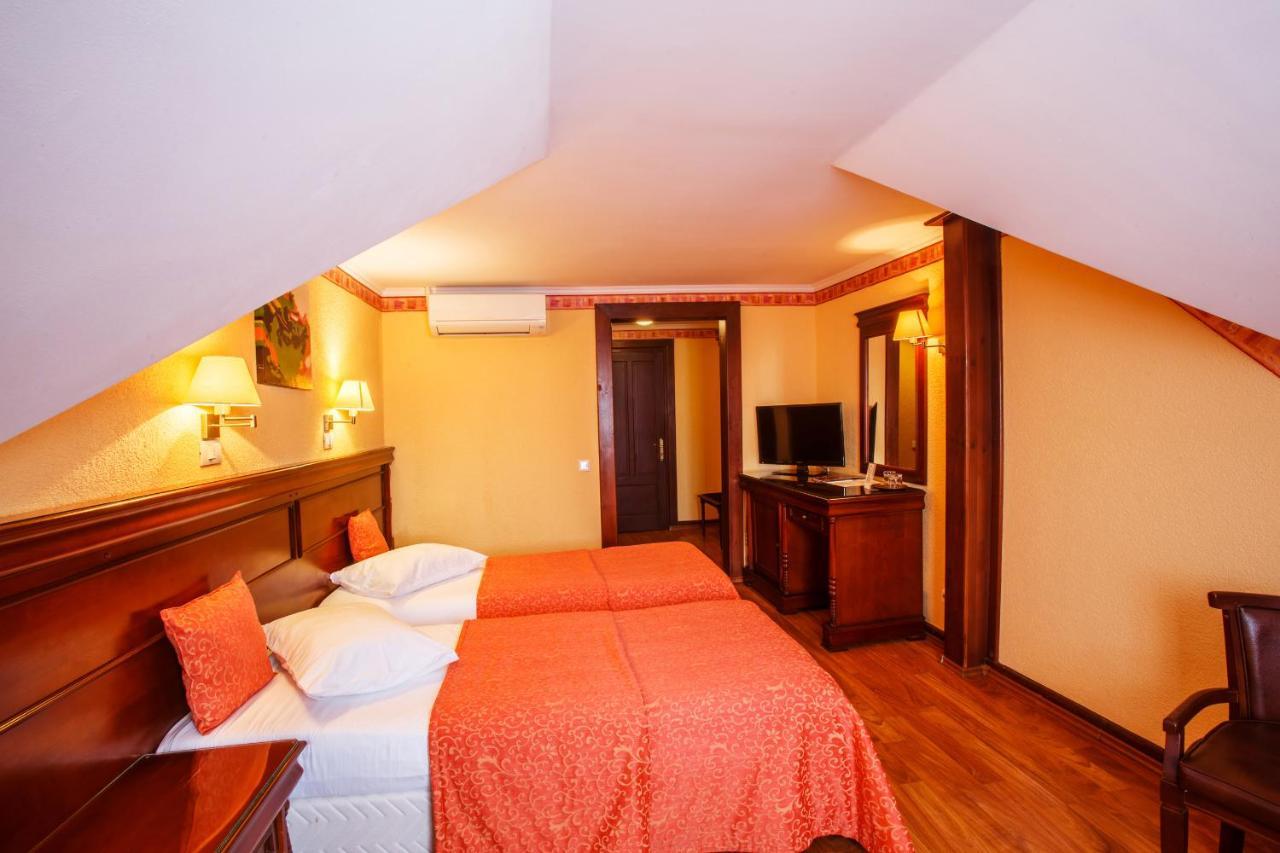Domeniul Dracula Danes Hotel ภายนอก รูปภาพ