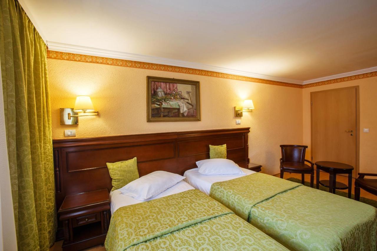 Domeniul Dracula Danes Hotel ภายนอก รูปภาพ