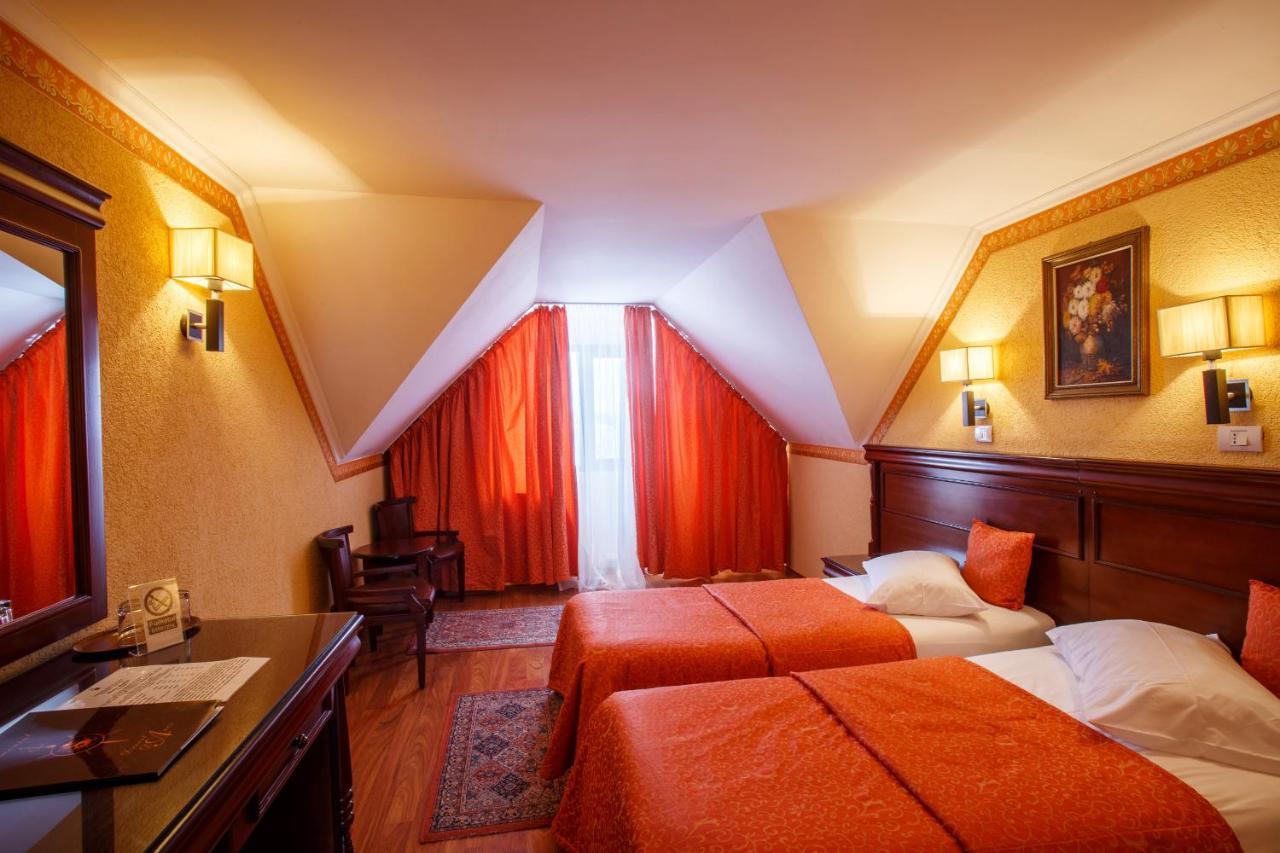 Domeniul Dracula Danes Hotel ภายนอก รูปภาพ