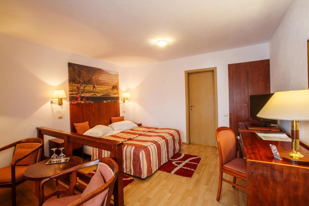 Domeniul Dracula Danes Hotel ภายนอก รูปภาพ