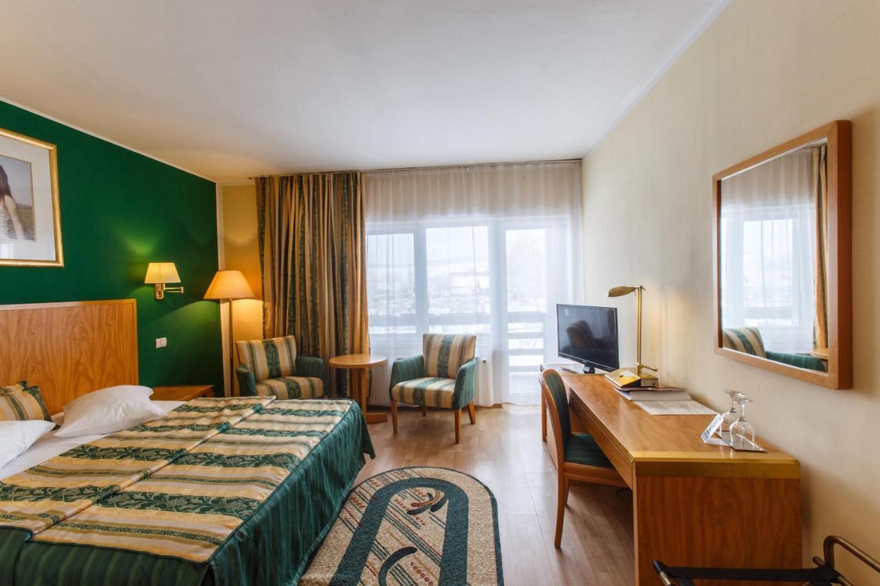 Domeniul Dracula Danes Hotel ภายนอก รูปภาพ
