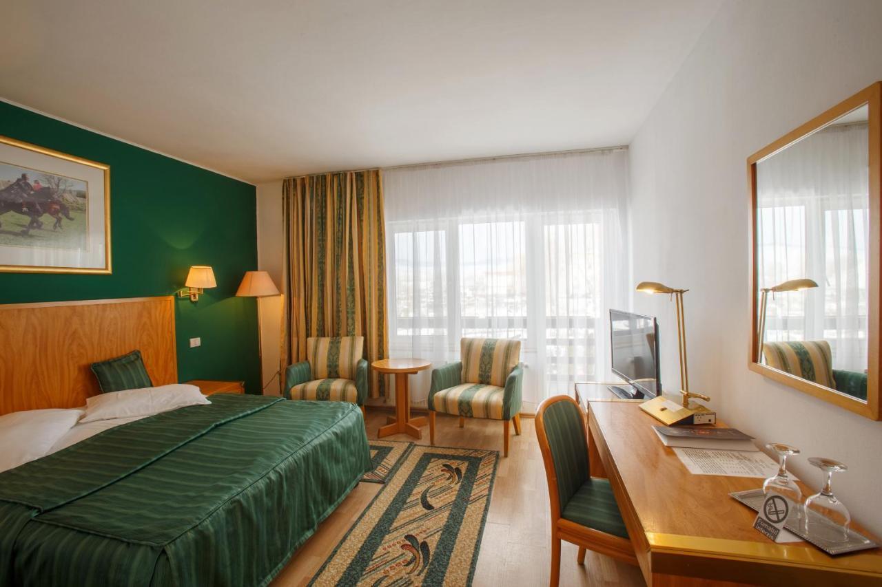 Domeniul Dracula Danes Hotel ภายนอก รูปภาพ