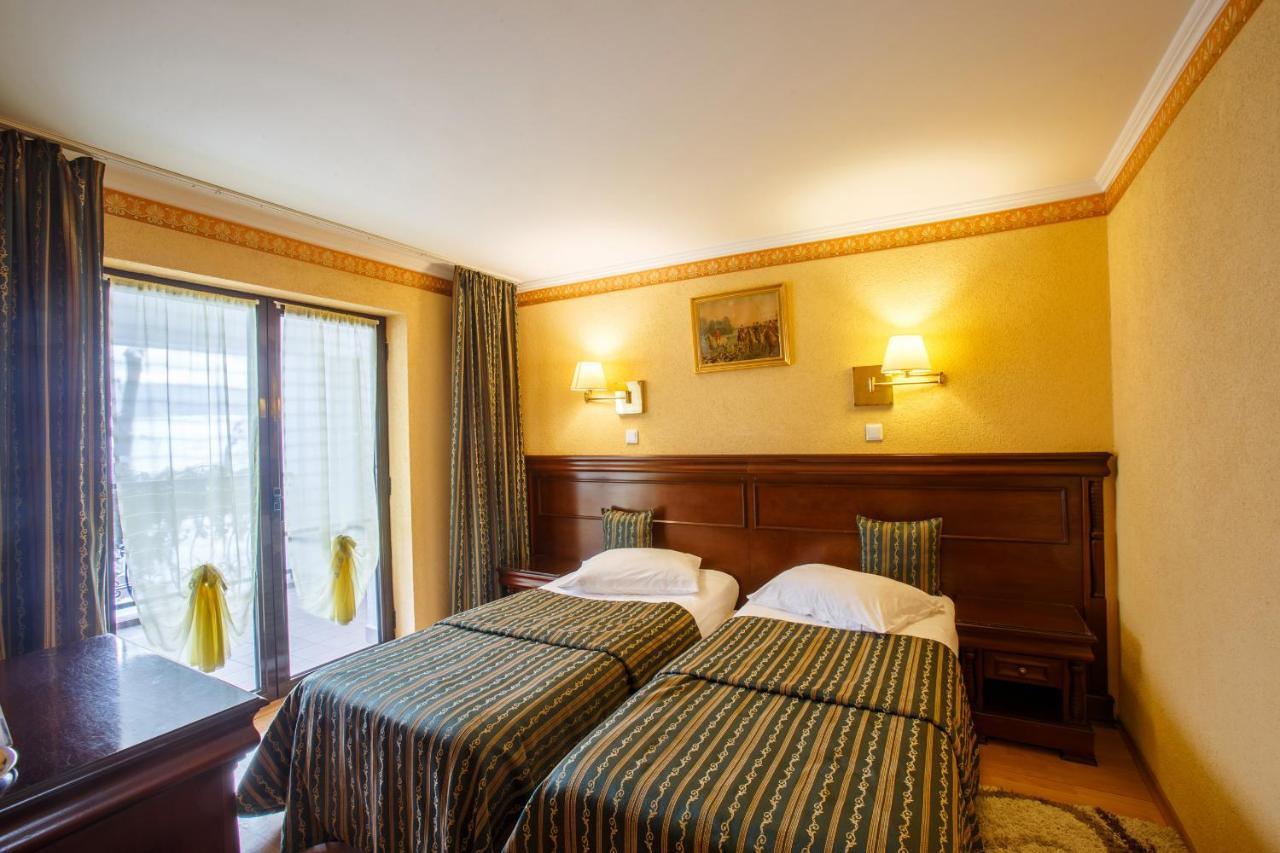 Domeniul Dracula Danes Hotel ภายนอก รูปภาพ